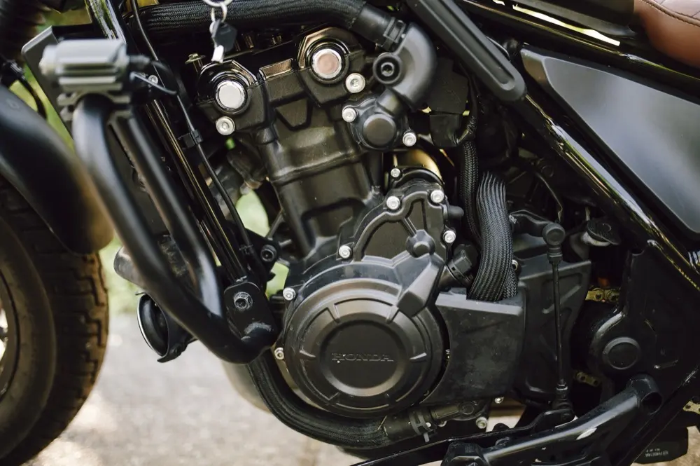 Nahaufnahme eines Einzylinder-Motorradmotors